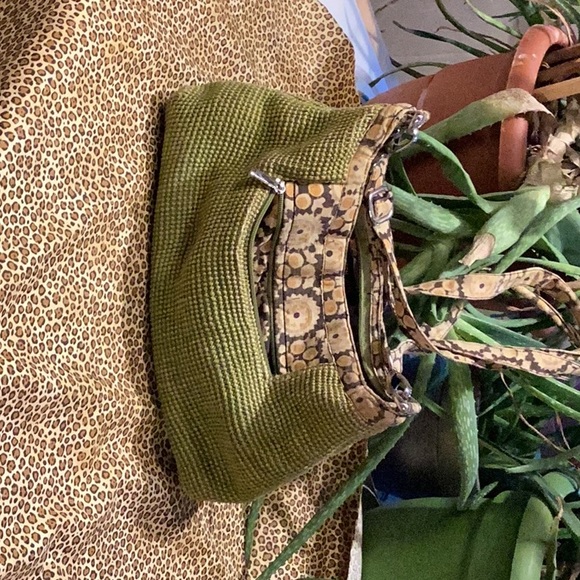 Cute lightly used Green Jute bag perfect for the season. It has 3 inside pockets - Picture 6 of 10
